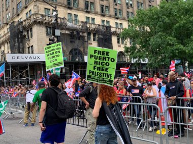 New York 'ta 2024 Porto Riko Ulusal Yürüyüşü. 9 Haziran 2024, New York, ABD: 2024 Porto Riko Ulusal Yürüyüşü sırasında Pro Filistin Protestosu saat 11: 00 'de başladı ve New York' taki 44 ile 79. Cadde arasında 5. Cadde 'de saat 17: 00' ye kadar devam etti.