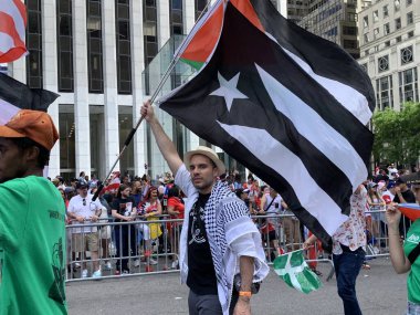 New York 'ta 2024 Porto Riko Ulusal Yürüyüşü. 9 Haziran 2024, New York, ABD: 2024 Porto Riko Ulusal Yürüyüşü sırasında Pro Filistin Protestosu saat 11: 00 'de başladı ve New York' taki 44 ile 79. Cadde arasında 5. Cadde 'de saat 17: 00' ye kadar devam etti. 