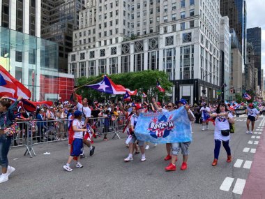New York 'ta 2024 Porto Riko Ulusal Yürüyüşü. 9 Haziran 2024, New York, ABD: 2024 Porto Riko Ulusal Yürüyüşü sırasında Pro Filistin Protestosu saat 11: 00 'de başladı ve New York' taki 44 ile 79. Cadde arasında 5. Cadde 'de saat 17: 00' ye kadar devam etti.