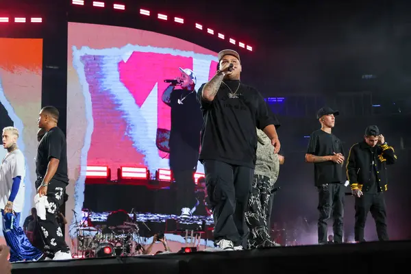 SAO PAULO (SP), 06 / 09 / 2024 - Mc 'ler yapımcı GR6 ve Salve o Sul Festivali finalinden, çok sayıda şarkıcının yer aldığı etkinlikte Rio Grande do Sul' daki selden etkilenenler için kaynak toplanması amaçlanıyor. 