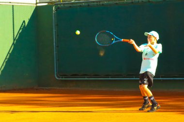 CURITIBA (PR), Brezilya - 2000 Serisi Junior Tournament, Parana Tenis Federasyonu 'na bağlı 8-18 yaş arası 309 sporcunun katılımıyla şampiyonluğu kazandı. Turnuva başlıyor.