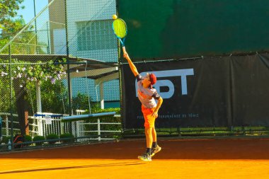 CURITIBA (PR), Brezilya - 2000 Serisi Junior Tournament, Parana Tenis Federasyonu 'na bağlı 8-18 yaş arası 309 sporcunun katılımıyla şampiyonluğu kazandı. Turnuva başlıyor.
