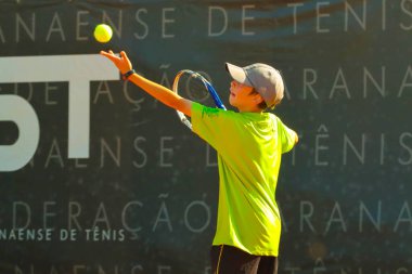 CURITIBA (PR), Brezilya - 2000 Serisi Junior Tournament, Parana Tenis Federasyonu 'na bağlı 8-18 yaş arası 309 sporcunun katılımıyla şampiyonluğu kazandı. Turnuva başlıyor.