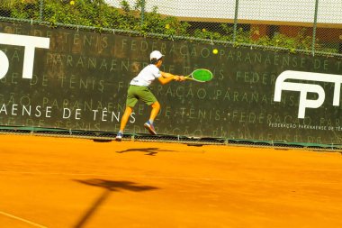 CURITIBA (PR), Brezilya - 2000 Serisi Junior Tournament, Parana Tenis Federasyonu 'na bağlı 8-18 yaş arası 309 sporcunun katılımıyla şampiyonluğu kazandı. Turnuva başlıyor.