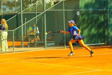 CURITIBA (PR), Brezilya - 2000 Serisi Junior Tournament, Parana Tenis Federasyonu 'na bağlı 8-18 yaş arası 309 sporcunun katılımıyla şampiyonluğu kazandı. Turnuva başlıyor.