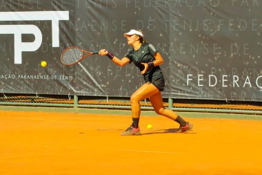 CURITIBA (PR), Brezilya - 2000 Serisi Junior Tournament, Parana Tenis Federasyonu 'na bağlı 8-18 yaş arası 309 sporcunun katılımıyla şampiyonluğu kazandı. Turnuva başlıyor.