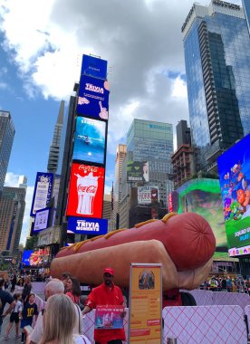 Şehirde sosisli sandviç. 12 Haziran 2024, New York, ABD: Times Meydanı 'nın tam ortasında, Times Square Arts, Jen Catron ve Paul Outlaw tarafından sunulan 