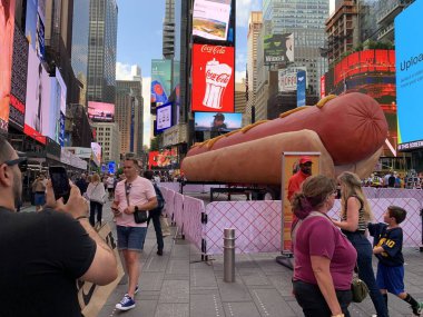 Şehirde sosisli sandviç. 12 Haziran 2024, New York, ABD: Times Meydanı 'nın tam ortasında, Times Square Arts, Jen Catron ve Paul Outlaw tarafından sunulan 