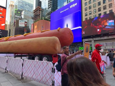 Şehirde sosisli sandviç. 12 Haziran 2024, New York, ABD: Times Meydanı 'nın tam ortasında, Times Square Arts, Jen Catron ve Paul Outlaw tarafından sunulan 