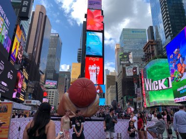 Şehirde sosisli sandviç. 12 Haziran 2024, New York, ABD: Times Meydanı 'nın tam ortasında, Times Square Arts, Jen Catron ve Paul Outlaw tarafından sunulan 