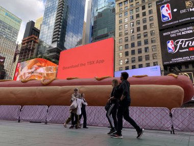 Şehirde sosisli sandviç. 12 Haziran 2024, New York, ABD: Times Meydanı 'nın tam ortasında, Times Square Arts, Jen Catron ve Paul Outlaw tarafından sunulan 