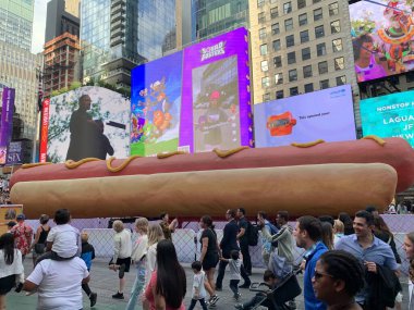 Şehirde sosisli sandviç. 12 Haziran 2024, New York, ABD: Times Meydanı 'nın tam ortasında, Times Square Arts, Jen Catron ve Paul Outlaw tarafından sunulan 