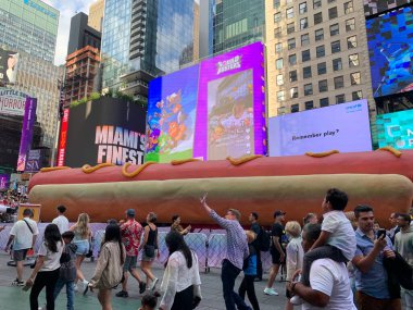 Şehirde sosisli sandviç. 12 Haziran 2024, New York, ABD: Times Meydanı 'nın tam ortasında, Times Square Arts, Jen Catron ve Paul Outlaw tarafından sunulan 