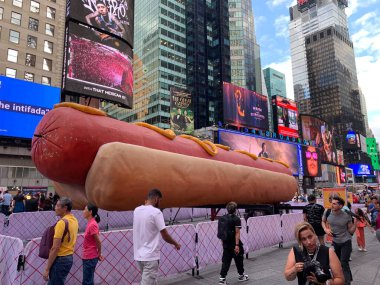 Şehirde sosisli sandviç. 12 Haziran 2024, New York, ABD: Times Meydanı 'nın tam ortasında, Times Square Arts, Jen Catron ve Paul Outlaw tarafından sunulan 