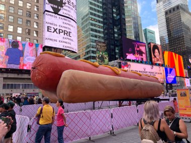 Şehirde sosisli sandviç. 12 Haziran 2024, New York, ABD: Times Meydanı 'nın tam ortasında, Times Square Arts, Jen Catron ve Paul Outlaw tarafından sunulan 
