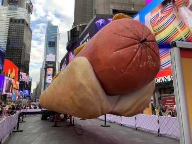 Şehirde sosisli sandviç. 12 Haziran 2024, New York, ABD: Times Meydanı 'nın tam ortasında, Times Square Arts, Jen Catron ve Paul Outlaw tarafından sunulan 