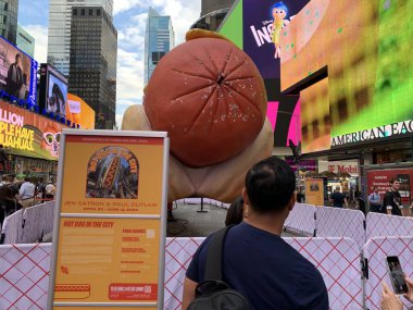 Şehirde sosisli sandviç. 12 Haziran 2024, New York, ABD: Times Meydanı 'nın tam ortasında, Times Square Arts, Jen Catron ve Paul Outlaw tarafından sunulan 