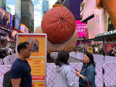 Şehirde sosisli sandviç. 12 Haziran 2024, New York, ABD: Times Meydanı 'nın tam ortasında, Times Square Arts, Jen Catron ve Paul Outlaw tarafından sunulan 