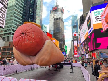 Şehirde sosisli sandviç. 12 Haziran 2024, New York, ABD: Times Meydanı 'nın tam ortasında, Times Square Arts, Jen Catron ve Paul Outlaw tarafından sunulan 