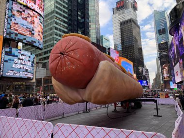 Şehirde sosisli sandviç. 12 Haziran 2024, New York, ABD: Times Meydanı 'nın tam ortasında, Times Square Arts, Jen Catron ve Paul Outlaw tarafından sunulan 