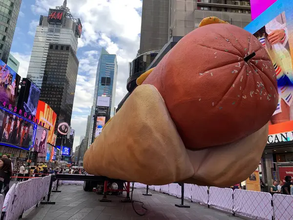 Şehirde sosisli sandviç. 12 Haziran 2024, New York, ABD: Times Meydanı 'nın tam ortasında, Times Square Arts, Jen Catron ve Paul Outlaw tarafından sunulan 