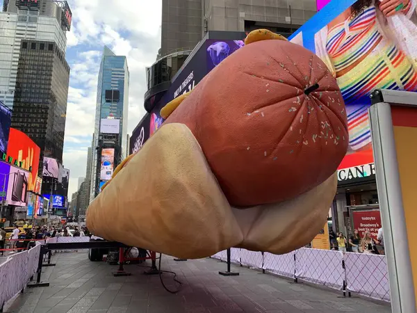 Şehirde sosisli sandviç. 12 Haziran 2024, New York, ABD: Times Meydanı 'nın tam ortasında, Times Square Arts, Jen Catron ve Paul Outlaw tarafından sunulan 