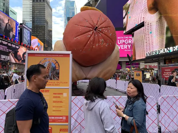 Şehirde sosisli sandviç. 12 Haziran 2024, New York, ABD: Times Meydanı 'nın tam ortasında, Times Square Arts, Jen Catron ve Paul Outlaw tarafından sunulan 