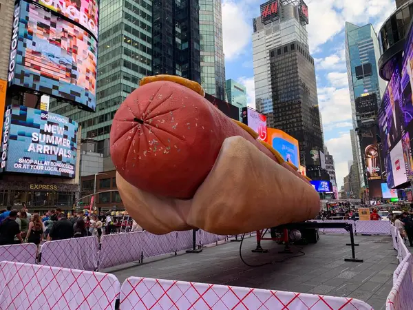 Şehirde sosisli sandviç. 12 Haziran 2024, New York, ABD: Times Meydanı 'nın tam ortasında, Times Square Arts, Jen Catron ve Paul Outlaw tarafından sunulan 
