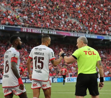 CURITIBA (PR), 06 / 16 / 2024 - Hakem: Anderson Daronco (RS), Athletico ve Flamengo arasında oynanan ve Ligga Arena 'da düzenlenen Brezilya Serisi A Şampiyonası' nın 9. turu için geçerli olan maçta. 