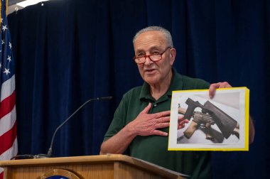 (Senatör Schumer, Yüksek Mahkeme 'nin kararından sonra Bill' in hisseleri şişirmesini yasakladı. 16 Haziran 2024, New York, ABD: Senato Çoğunluk Lideri, ABD Senatör Chuck Schumer (D-NY), senato yasağını yeniden yürürlüğe koymak için bir plan açıkladı. 