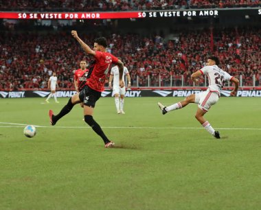 CURITIBA (PR), 06 / 16 / 2024 - Curitiba kentindeki Ligga Arena 'da düzenlenen Campeonato Brasileiro Serie A' nın 9. turu için geçerli olan Athletico ve Flamengo arasında oynanan karşılaşmada atış. 