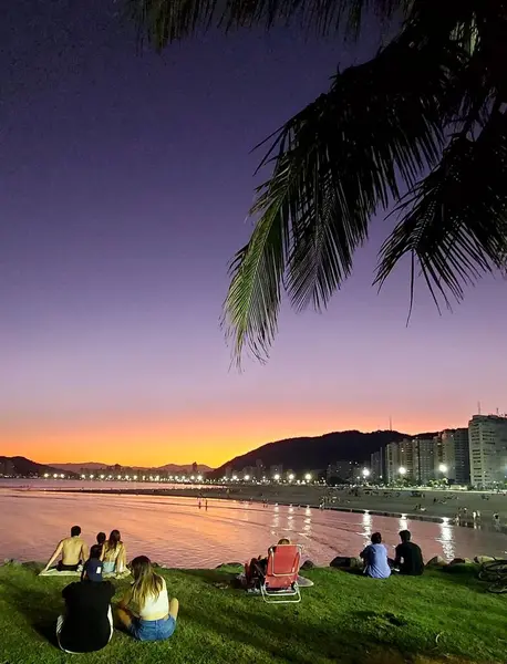 stock image SANTOS (SP), 06/15/2024 WEATHER/HEAT/BEACH/SANTOS/SP: The temperatures of this late autumn have taken tourists to the beaches of the city of Santos, on the coast of Sao Paulo, from the Municipal Park to Jose Menino beach and Canal 6 in Ponta Da Praia