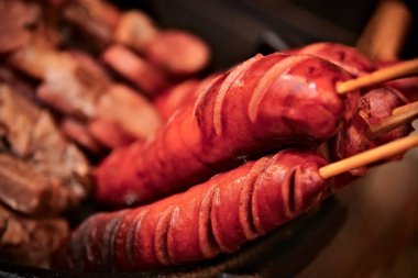 Rio de Janeiro (RJ), 06 / 18 / 2023 - FESTA JUNINA / TYPICAL DISHES / SWEETS / DECORATION: Tipik Festa Junina yemekleri. Haziran festivali tatlıları. Haziran şenlik dekorasyonu: Şişte sosisler