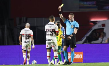 Sao Paulo (SP), 06 / 19 / 2024: Hakem Marco Aurelio Augusto Fazekas Ferreira, Sao Paulo ile Cuiaba arasında oynanan maçta, Brezilya Şampiyonluk Serisi A 2024 'ün 10. turunda geçerli oldu.. 