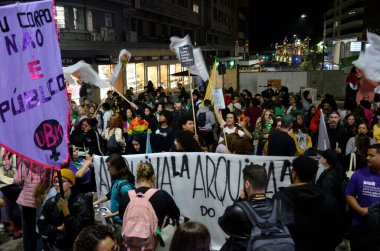 Porto Alegre, 06 / 20 / 2024 PROTEST / ABORTION / Bill / RS PL 1904 'ün işletilmesine karşı yapılan protestonun kaydı. Sosyal hareketler ve siyasi partiler, 22 hafta sonra kürtajı basit cinayet suçuyla eşit tutan projeyi eleştiriyor