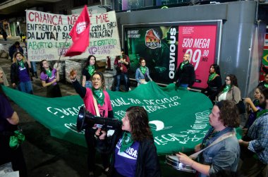 Porto Alegre, 06 / 20 / 2024 PROTEST / ABORTION / Bill / RS PL 1904 'ün işletilmesine karşı yapılan protestonun kaydı. Sosyal hareketler ve siyasi partiler, 22 hafta sonra kürtajı basit cinayet suçuyla eşit tutan projeyi eleştiriyor