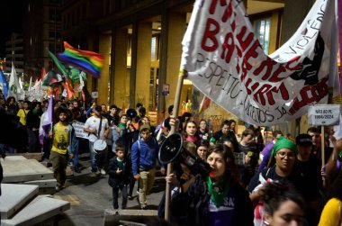 Porto Alegre, 06 / 20 / 2024 PROTEST / ABORTION / Bill / RS PL 1904 'ün işletilmesine karşı yapılan protestonun kaydı. Sosyal hareketler ve siyasi partiler, 22 hafta sonra kürtajı basit cinayet suçuyla eşit tutan projeyi eleştiriyor
