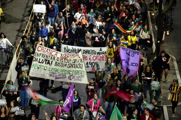 Porto Alegre, 06 / 20 / 2024 PROTEST / ABORTION / Bill / RS PL 1904 'ün işletilmesine karşı yapılan protestonun kaydı. Sosyal hareketler ve siyasi partiler, 22 hafta sonra kürtajı basit cinayet suçuyla eşit tutan projeyi eleştiriyor