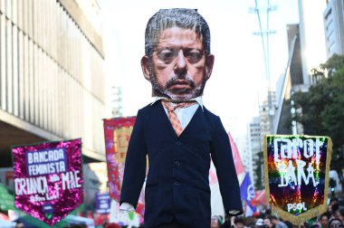 Sao Paulo (SP), 06 / 23 / 2024: Sosyal hareketler 1.904 2024 sayılı tasarıyı protesto ediyor. Bu da 22 hafta sonra kürtajla cinayeti eşdeğer kılıyor. Kurban tecavüze uğramış bir çocuk olsa bile, eylem Avenida Paulista 'da gerçekleşiyor..