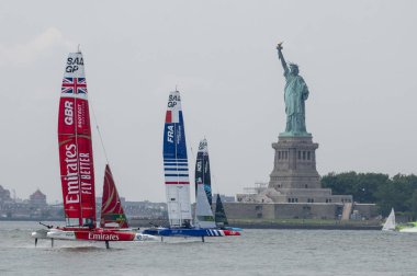 (Yelkenli Mubadala New York Sail Grand Prix - 2. gün. 23 Haziran 2024, New York, New York, ABD: (L-R) Team Emirates GBR, Team France ve Team New Zealand SailGP tekneleri New York Limanı 'ndaki Mubadala Grand Prix' inin 2. gününde Filo 3.