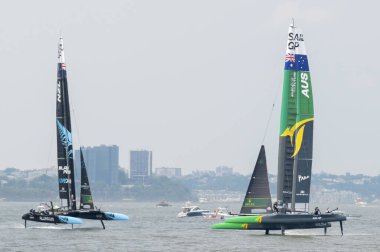 (Yelkenli Mubadala New York Sail Grand Prix - 2. gün. 23 Haziran 2024, New York, ABD: (L-R) Team New Zealand ve Team Australia SailGP tekneleri New York Limanı 'ndaki Mubadala New York Sail Grand Prix' inin 2. gününde Fleet 4 'te yarışıyorlar. 