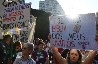 Sao Paulo (SP), 06 / 23 / 2024: Sosyal hareketler 1.904 2024 sayılı tasarıyı protesto ediyor. Bu da 22 hafta sonra kürtajla cinayeti eşdeğer kılıyor. Kurban tecavüze uğramış bir çocuk olsa bile, eylem Avenida Paulista 'da gerçekleşiyor..