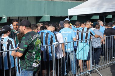 CURITIBA (PR), 06 / 22 / 2024: Gremio ve Internacional arasında oynanan ve Curitiba kentindeki Couto Pereira stadyumunda düzenlenen Brezilya Serisi A Şampiyonasının 11. turu için geçerli olan maçtan önce Gremio taraftarlarının hareketi. 