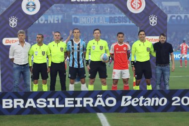 CURITIBA (PR), 06 / 22 / 2024: Hakem: Ramon Abatti Abel ve asistanları Guilherme Dias Camilo ve Alex dos Santos, Gremio ve Internacional arasında oynanan maçta Brezilya Serisi A Şampiyonası 'nın 11. turu için geçerlidir.. 
