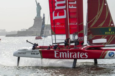 (Yelkenli Mubadala New York Yelkenli Grand Prix - 1. gün. 22 Haziran 2024, New York, New York, ABD: Emirlikler Takımı GBR SailGP tekne yarışı 22 Haziran 2024 'te New York Limanı' ndaki Mubadala New York Sail Grand Prix 'inin birinci gününde Filo 1' de gerçekleşmiştir..