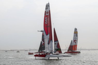 (Yelkenli Mubadala New York Yelkenli Grand Prix - 1. gün. 22 Haziran 2024, New York, ABD: (L-R) Team Swiss, Team Canada ve Team Spain SailGP tekneleri New York Limanı 'ndaki Mubadala New York Sail Grand Prix' inin birinci gününde Fleet 1 'de yarışıyorlar.