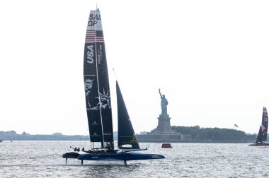 (Yelkenli Mubadala New York Yelkenli Grand Prix - 1. gün. 22 Haziran 2024, New York, ABD: (L-R) Team United States ve Team Swiss SailGP tekneleri New York Limanı 'ndaki Mubadala New York Sail Grand Prix' inin birinci gününde Filo 1 'de yarışıyorlar.. 