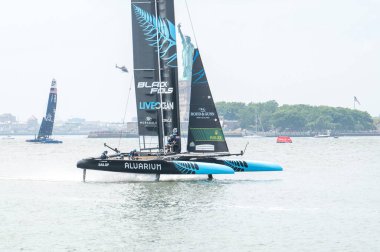 (Yelkenli Mubadala New York Sail Grand Prix - 2. gün. 23 Haziran 2024, New York, ABD: (L-R) Team United States ve Team New Zealand SailGP tekneleri 23 Haziran 'da New York Limanı' ndaki Mubadala New York Sail Grand Prix 'inin 2. gününde Fleet 4' te yarışıyorlar.