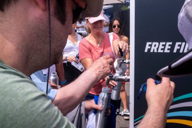 (Yelkenli Mubadala New York Sail Grand Prix - 2. gün. 23 Haziran 2024, New York, New York, ABD: 23 Haziran 2024 'te New York Limanı' ndaki Mubadala New York Sail Grand Prix 'sinin 2. gününde insanlar bir benzin istasyonunda su şişelerini dolduruyor..