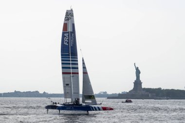 (Yelkenli Mubadala New York Yelkenli Grand Prix - 1. gün. 22 Haziran 2024, New York, New York, ABD: Fransa Denizcilik Takımı 22 Haziran 2024 'te New York Limanı' ndaki Mubadala New York Sail Grand Prix 'sinin birinci gününde Filo 1' de yarışıyor..